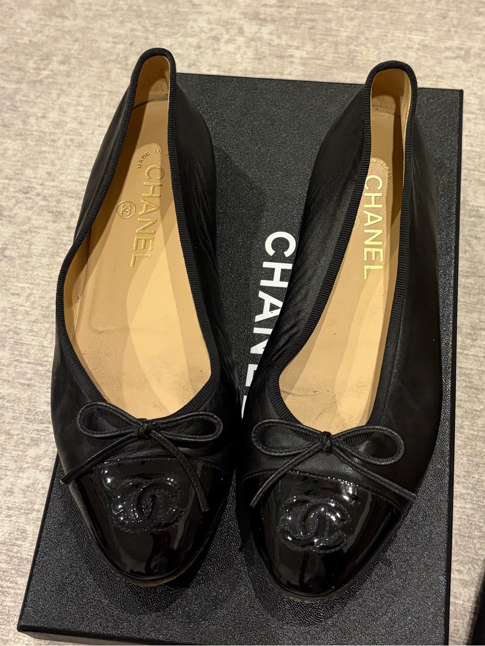 CHANEL Black Leather Ballet Flats with Patent Cap Toe and Logo